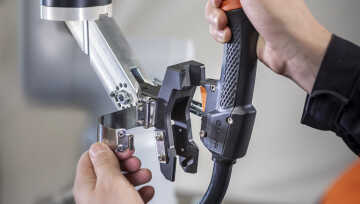 Easy switch from automated welding to manual welding or vice versa